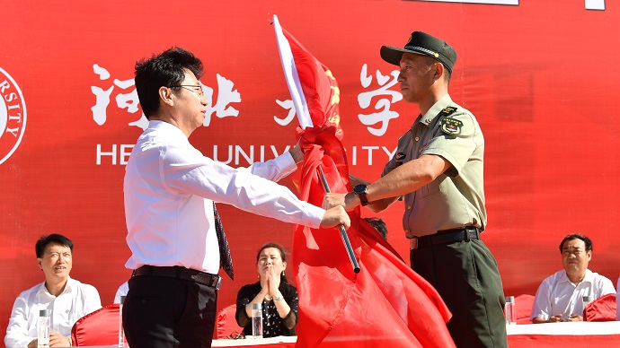 3党委书记郭健向军训旅旅长授旗