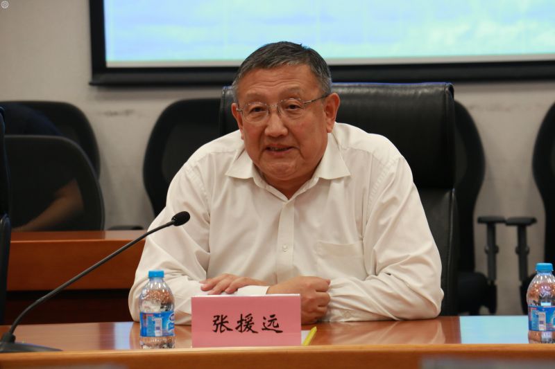 图二:中国前驻比利时大使张援远先生与学生们交流座谈