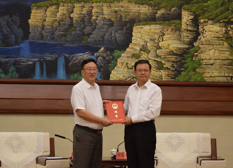 张古江副省长为康乐校长颁发证书_副本