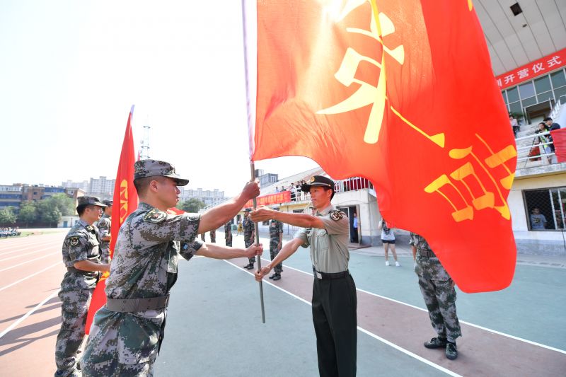 4军训团团长高中录向施训营长授予营旗