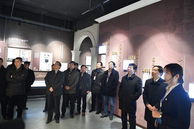 5评估专家集体考察校史馆