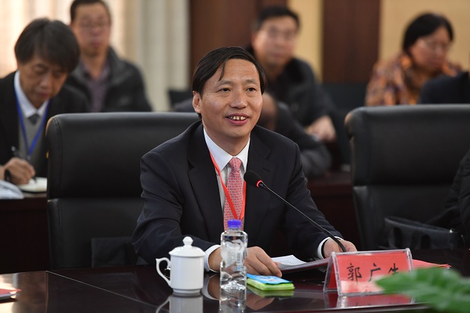 2评估专家组组长郭广生主持会议