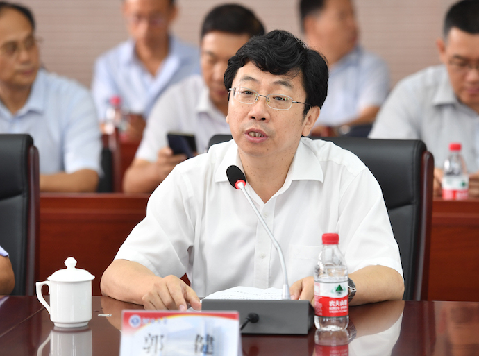 校党委书记郭健主持会议