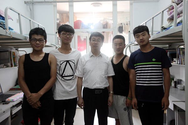 在宿舍与学生交流