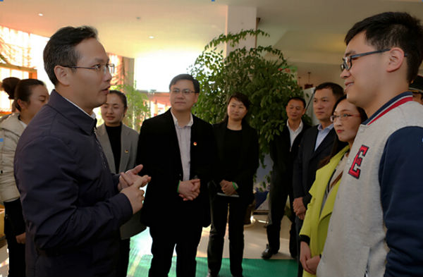 团中央书记处书记徐晓与我校研究生支教团成员亲切交谈