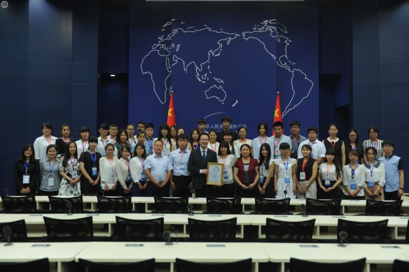 图四:外交部新闻司副司长、外交部新闻发言人洪磊与参访团合影