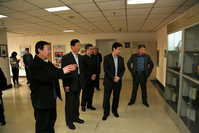 图为参观我校新闻传播学院获奖成果