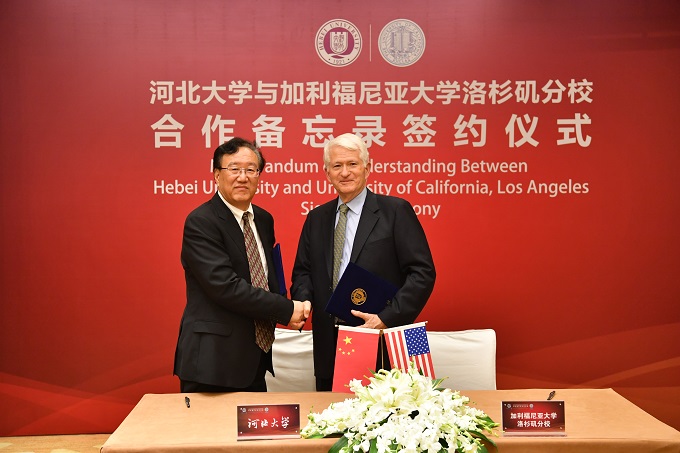 图一：校长康乐院士与加利福尼亚大学洛杉矶分校校长基恩·布洛克合影