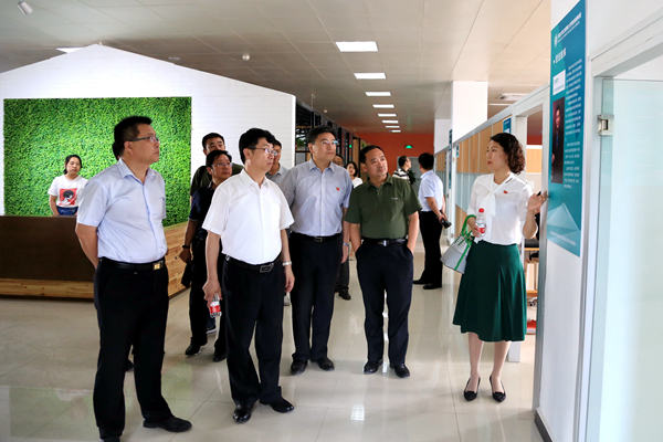 考察创业孵化园