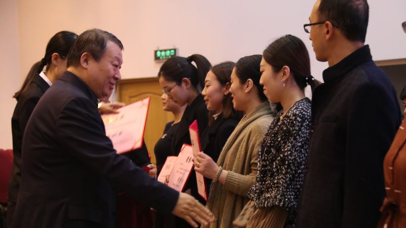 党委常委杨立海为获得宪法知识竞赛网络答题活动优秀组织奖学院颁奖