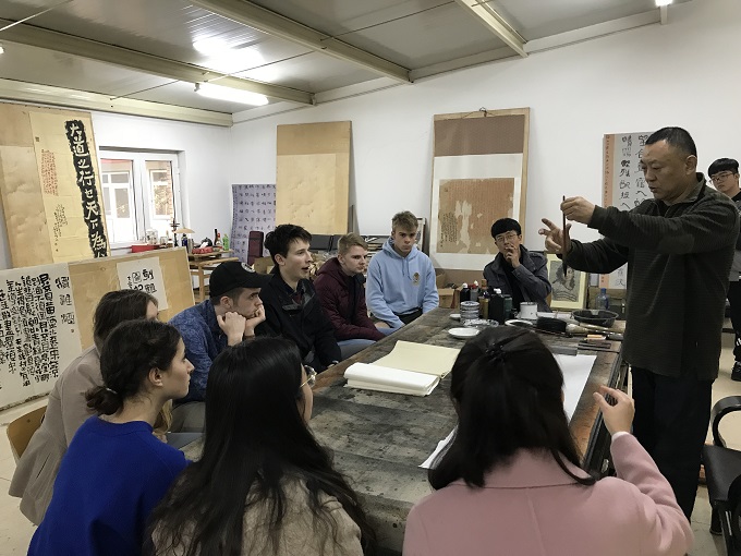 图四：在艺术学院参加中国书法课程