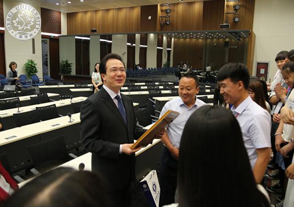 图一:外交部新闻司副司长、外交部新闻发言人洪磊与大家亲切交谈